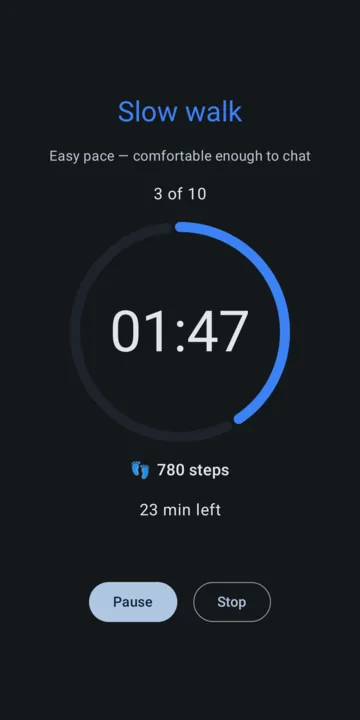 Ritmo during a walk: Slow walk, easy pace, interval 3 of 10, a ring counting down 1:47, 780 steps and 23 minutes left, with Pause and Stop buttons.